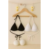 Kadın Siyah Ve Beyaz Minimal Kesim Üçgen Bikini Üstü