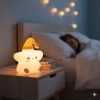 Yıldız Figürlü Pofuduk LED Gece Lambası – Yumuşak Dokulu Masaüstü Aydınlatma, Çocuk Odası ve Dekoratif Şarjlı Ortam Işığı (4887)