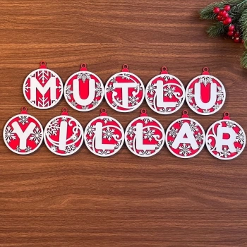 11 Harfli Kırmızı Beyaz İpli MUTLU YILLAR Yazılı Ahşap Yılbaşı Ağaç Süsü (4887)