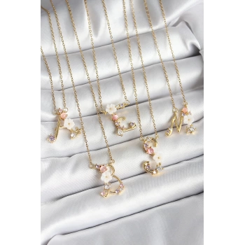 316L Çelik Gold Renk Zirkon Taşlı Çiçek Detaylı Harf Kolye 24lü Paket Kolye - TJ-BKO10238