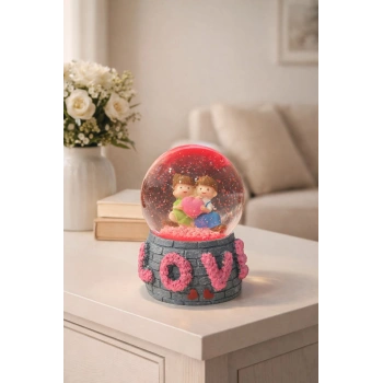 Aşk Temalı Led Işıklı Kar Küresi 9 cm – Romantik & Anlamlı Sevgili Hediyesi