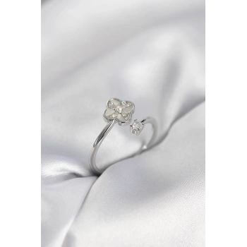 Gümüş Renk Zirkon Taşlı Yonca Model Kadın Yüzük - TJ-BYK4006