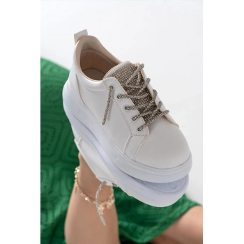 Karen Beyaz Taşlı Bağcıklı Spor Ayakkabı