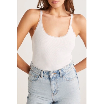 MARSiLYAN- Kadın Beyaz Normal Kalıp Dantel Detalı Ince Askılı Oyuk Yaka Atlet