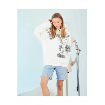 MARSiLYAN- Kapüşonlu Üç İplik Sweatshirt – Beyaz Strong Heykel Baskılı, Rahat Kalıp, Kanguru Cepli Modern Tasarım
