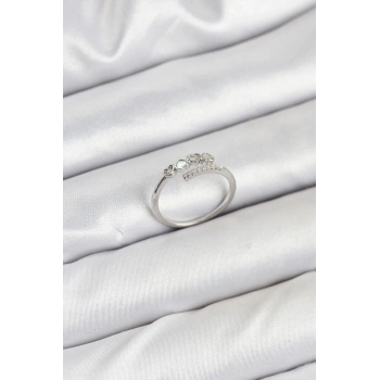 Pirinç Gümüş Renk Kalpli Detaylı Zirkon Taşlı Kadın Yüzük - TJ-BYK3841