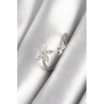 Pirinç Gümüş Renk Zirkon Taşlı Çiçek Model Kalp Detay Kadın Yüzük - TJ-BYK3070