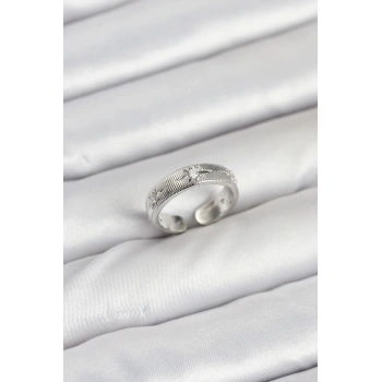 Pirinç Gümüş Renk Zirkon Taşlı Kutup Yıldızı Model Kadın Yüzük - TJ-BYK3899