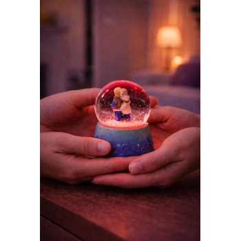 Sarılan Sevgililer Temalı Led Işıklı Kar Küresi 9 cm – Romantik & Anlamlı Sevgili Hediyesi