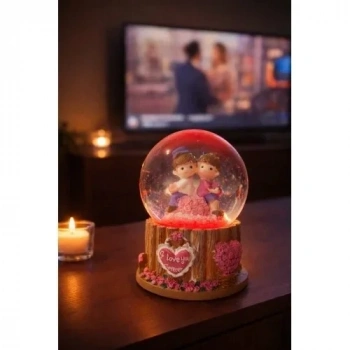 Sevgililer Temalı Led Işıklı Kar Küresi 9 cm – Romantik & Anlamlı Sevgili Hediyesi Pembe