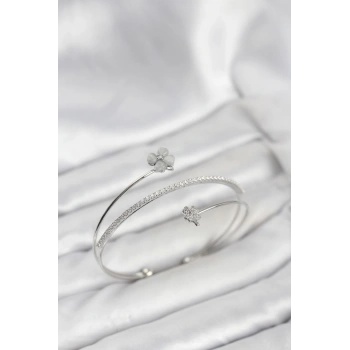 Yonca Çiçek Model Pirinç Gümüş Renk Kadın Bileklik - TJ-BB8258