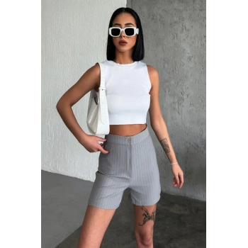 Zarif Ve Şıklığı Bir Arada Sunan Yüksek Bel Krep Esnek Çimalı Çizgili Şort Gri