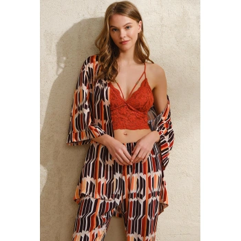 MARSiLYAN- Dokuma Viskon Geometrik Baskılı Sabahlık Balensiz Desteksiz Dolgusuz Yaka Detaylı Dantelli Büstiyer Sütyen Ve Pantolon Pijama 3lü Takım