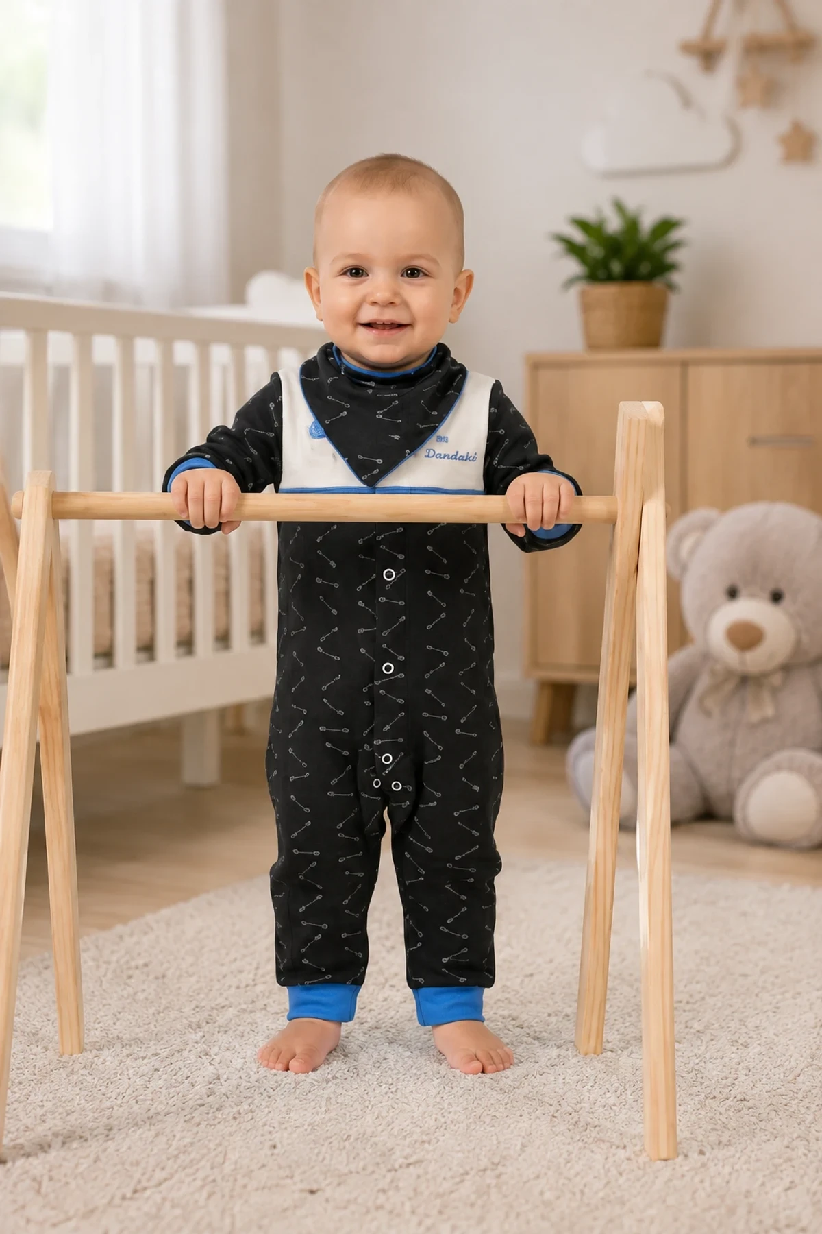 Fular Detaylı Bebek Tulumu – 3/12 Ay