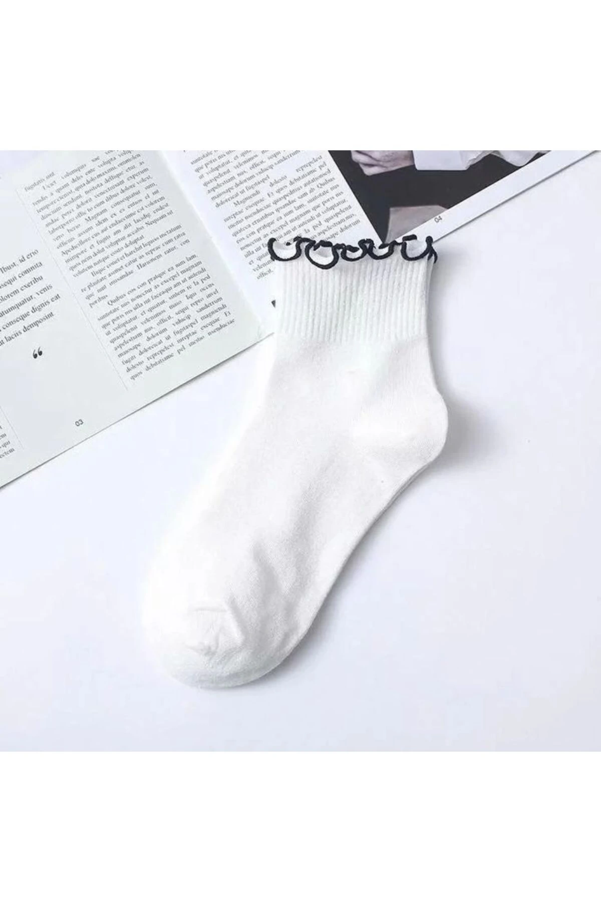 8li Siyah-Beyaz Fırfırlı Kısa Çorap