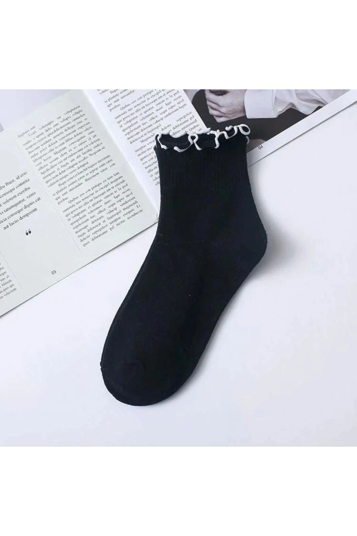 8li Siyah-Beyaz Fırfırlı Kısa Çorap