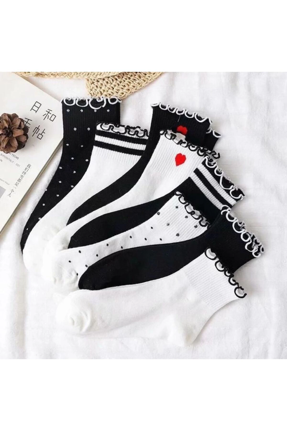 8li Siyah-Beyaz Fırfırlı Kısa Çorap