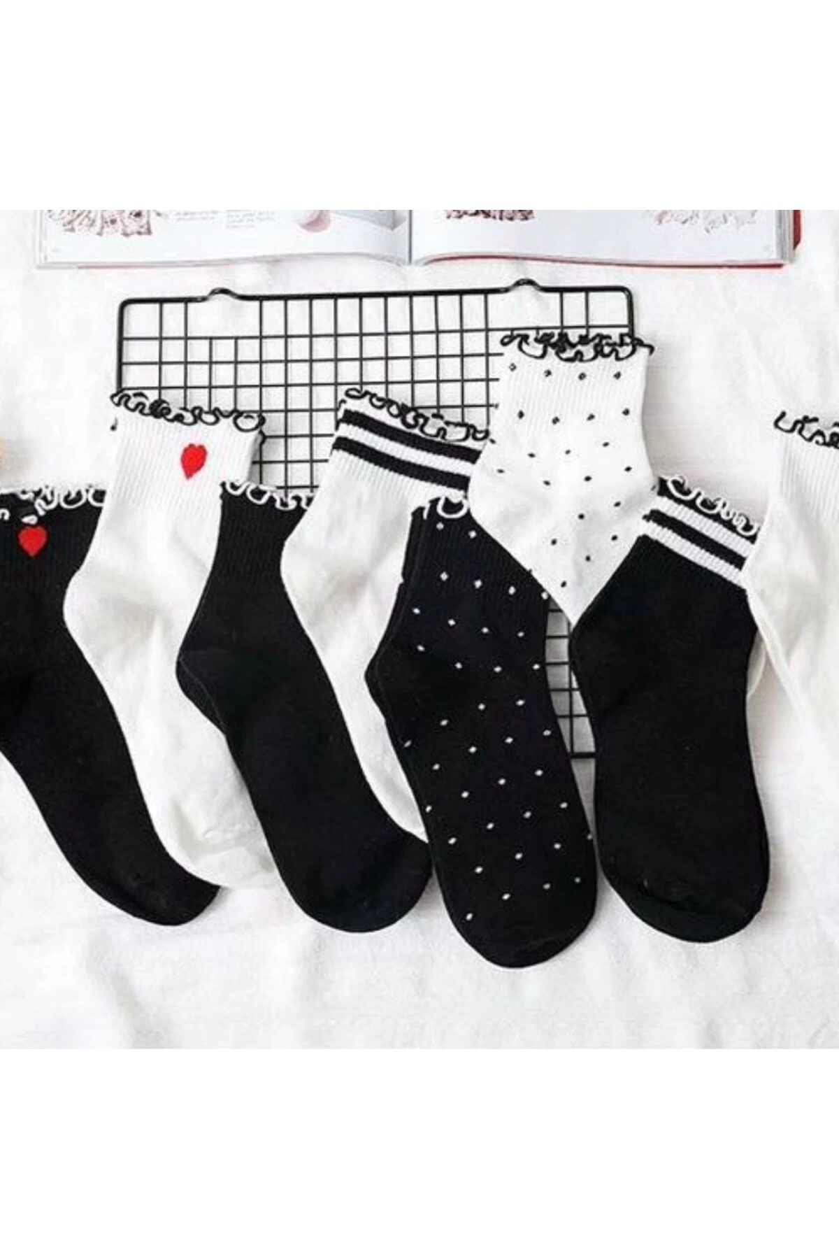 8li Siyah-Beyaz Fırfırlı Kısa Çorap