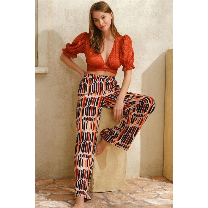 VipMarketim  Kısa Yarım Kol V Yaka Geometrik Yazlık Kurdela Şerit Detaylı Pijama Takımı