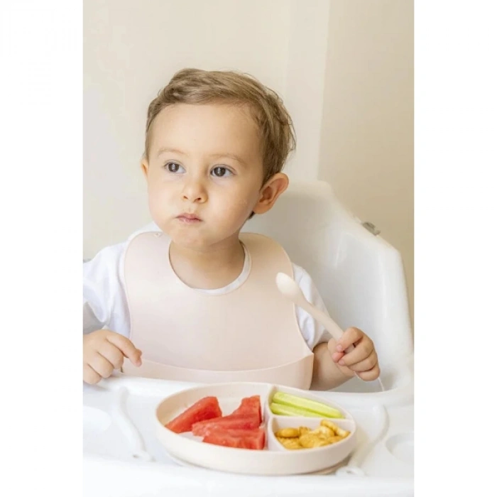 VipMarketim Krem Rengi 3’lü Silikon Yemek Seti – Önlük + Diş Kaşıyıcılı Kaşık + Vakumlu Tabak