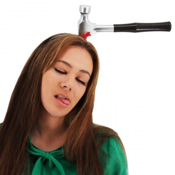 VipMarketim Kafaya Saplanmış Kahverengi Saplı Çekiç Şaka Tacı