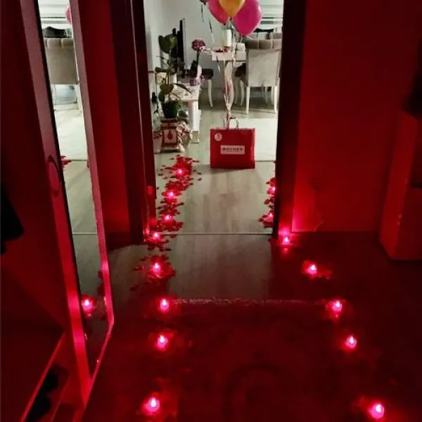 Kırmızı Kalpli Led Mum 24 adet + 500 adet Gül Yaprağı