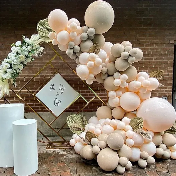 Ten Ve Siyah Renkli Balon Zinciri