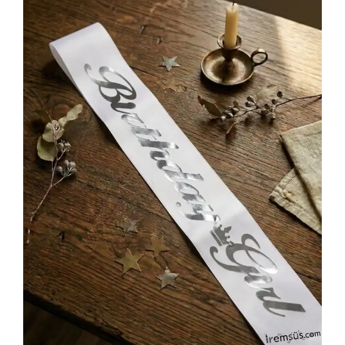 Birthday Girl Yazılı Gümüş Yaldızlı Beyaz Kuşak 150 Cm Doğum Günü Kuşağı Süslemesi