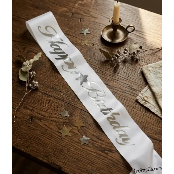 Happy Birthday Yazılı Gümüş Yaldızlı Beyaz Kuşak 150 Cm Doğum Günü Kuşağı Süslemesi