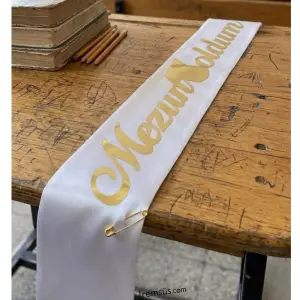 Mezun Oldum Yazılı Gold Yaldızlı Beyaz Kuşak 150 Cm Mezuniyet Süslemesi