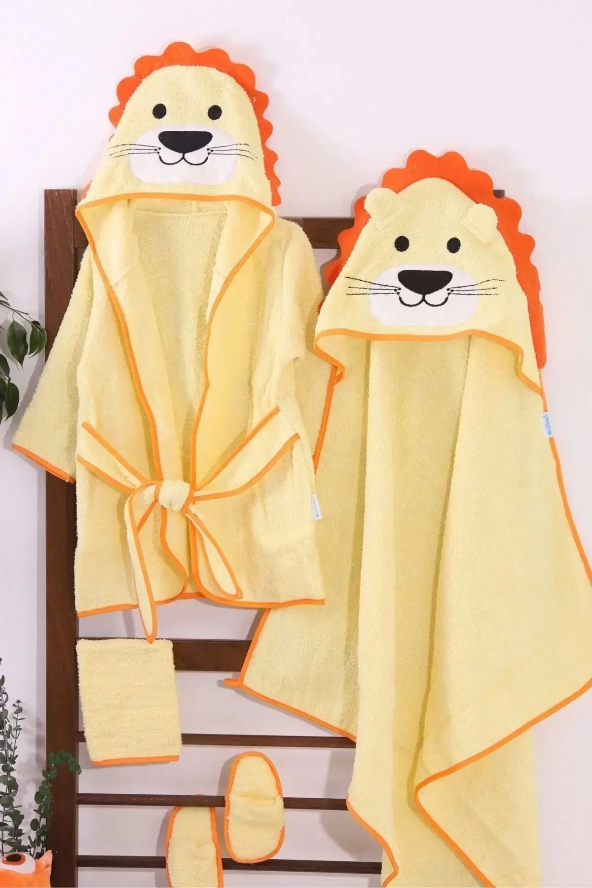 Aslan Figürlü 4 Parça Unisex Çocuk Bornoz Seti