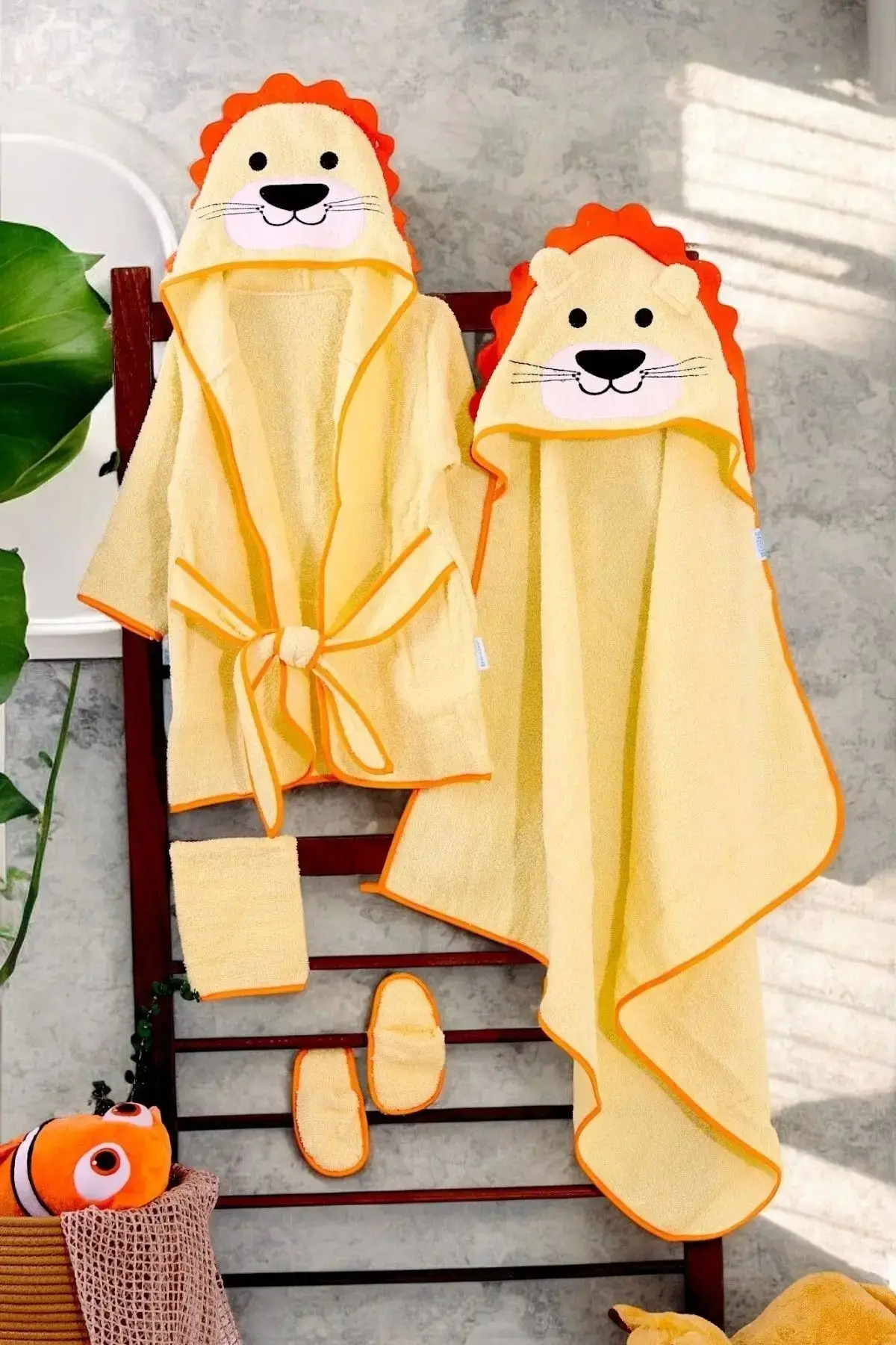 Aslan Figürlü 4 Parça Unisex Çocuk Bornoz Seti
