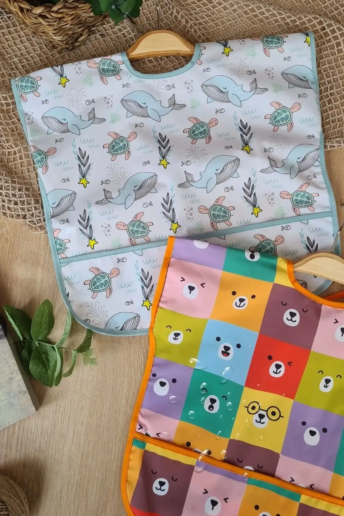 Colour- Dolphin Desenli Sıvı Geçirmez Kolsuz 6-24 Ay 2li Aktivite ve Mama Önlüğü