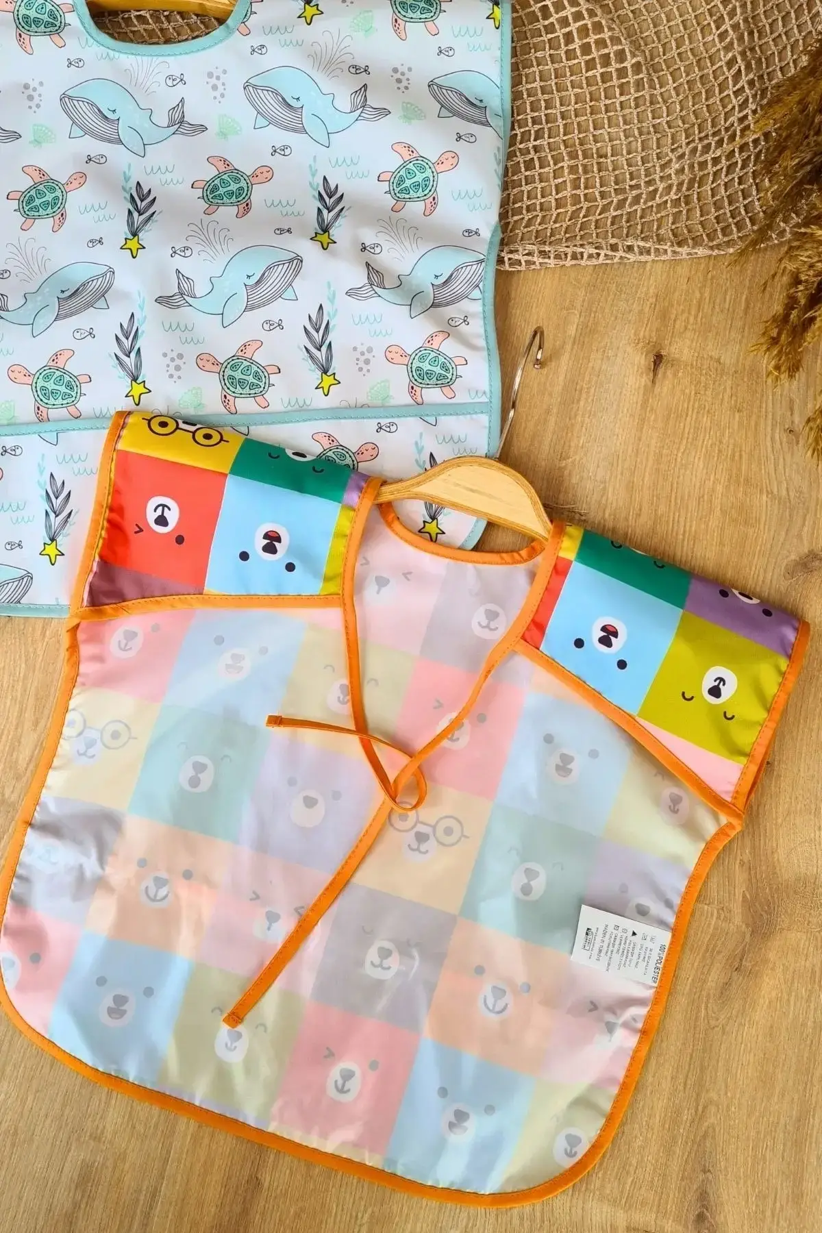 Colour- Dolphin Desenli Sıvı Geçirmez Kolsuz 6-24 Ay 2li Aktivite ve Mama Önlüğü