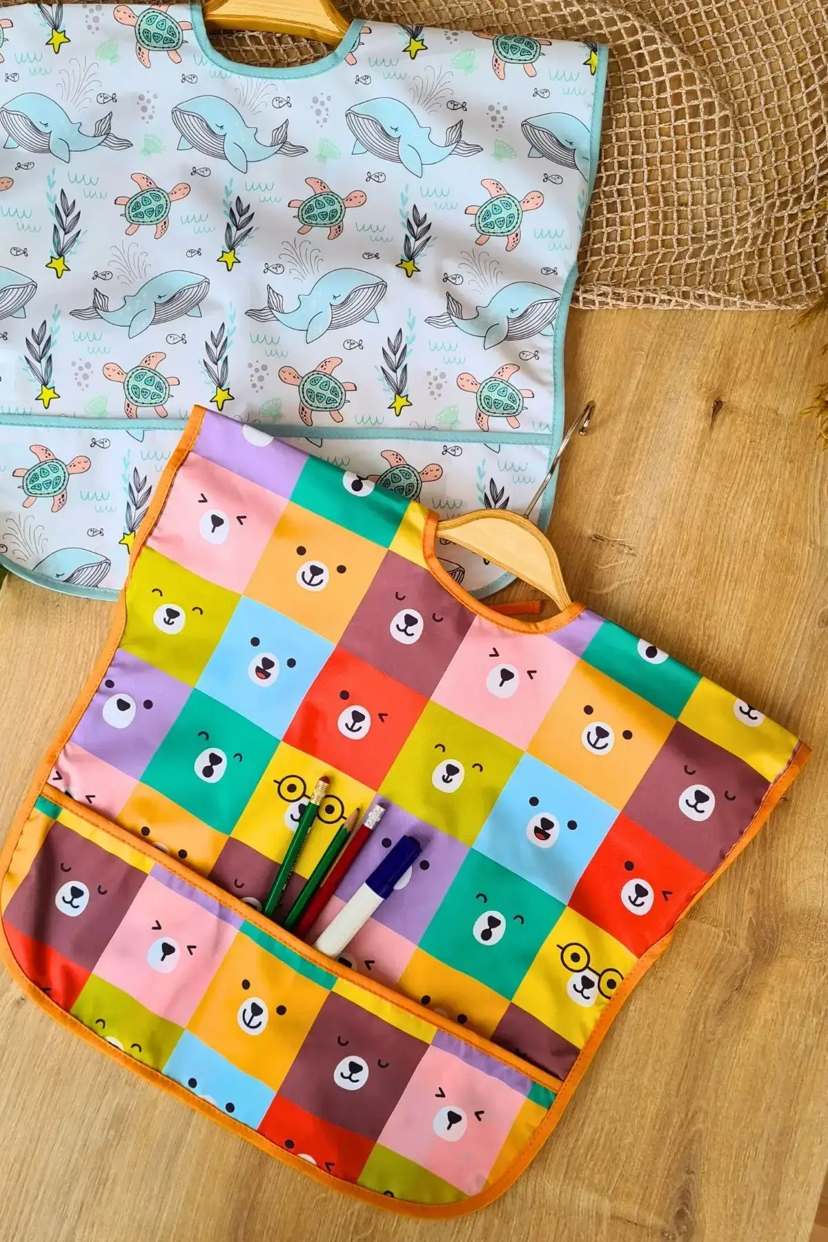 Colour- Dolphin Desenli Sıvı Geçirmez Kolsuz 6-24 Ay 2li Aktivite ve Mama Önlüğü