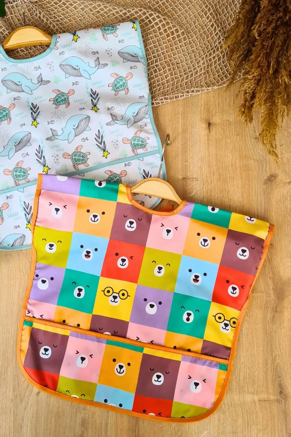 Colour- Dolphin Desenli Sıvı Geçirmez Kolsuz 6-24 Ay 2li Aktivite ve Mama Önlüğü