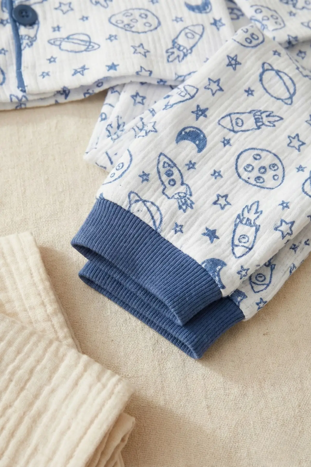 Galaksi Roket Nakışlı % 100 Pamuk Yakalı Erkek Çocuk Pijama Takımı