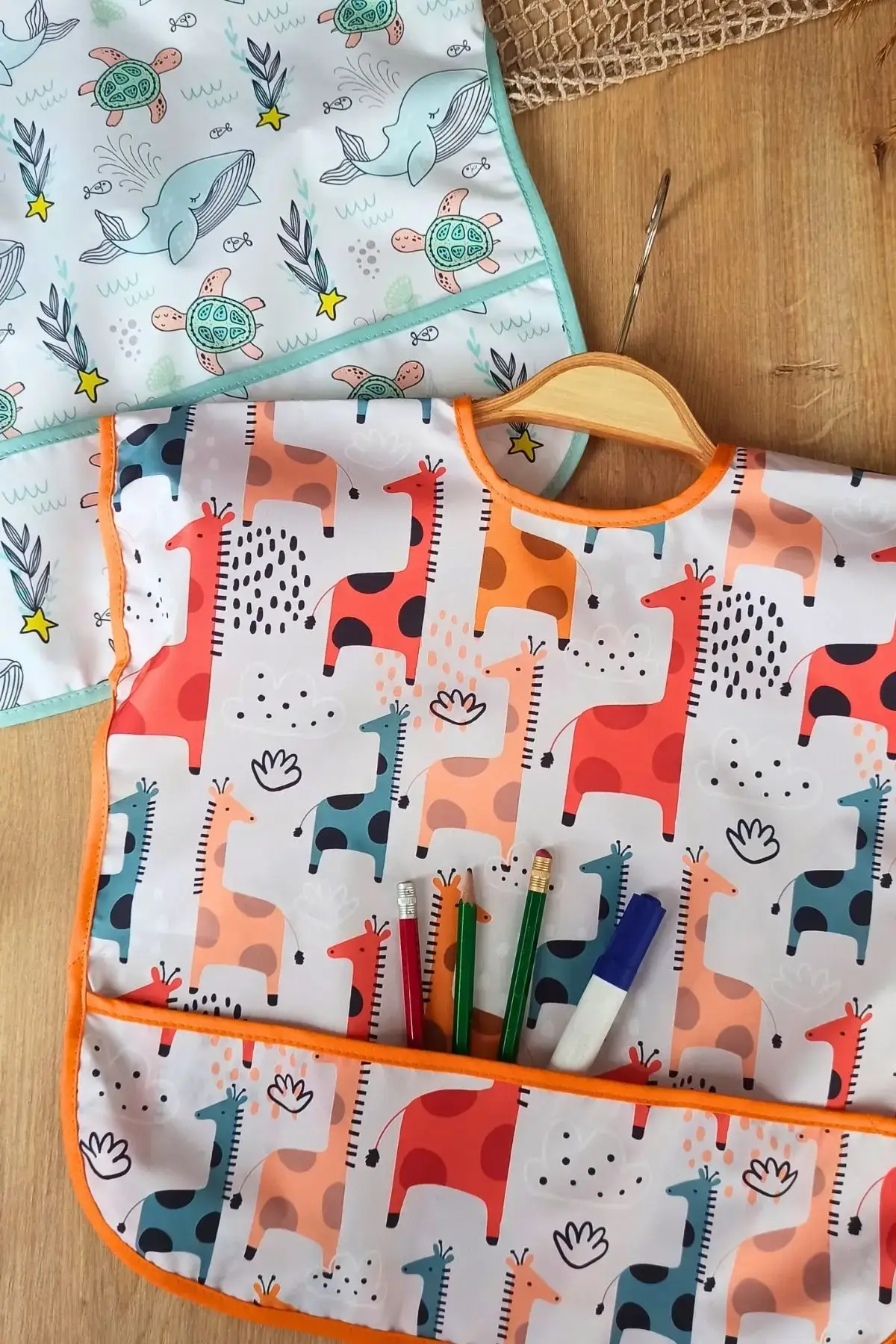 Graffe- Dolphin Desenli Sıvı Geçirmez Kolsuz 6-24 Ay 2li Aktivite ve Mama Önlüğü