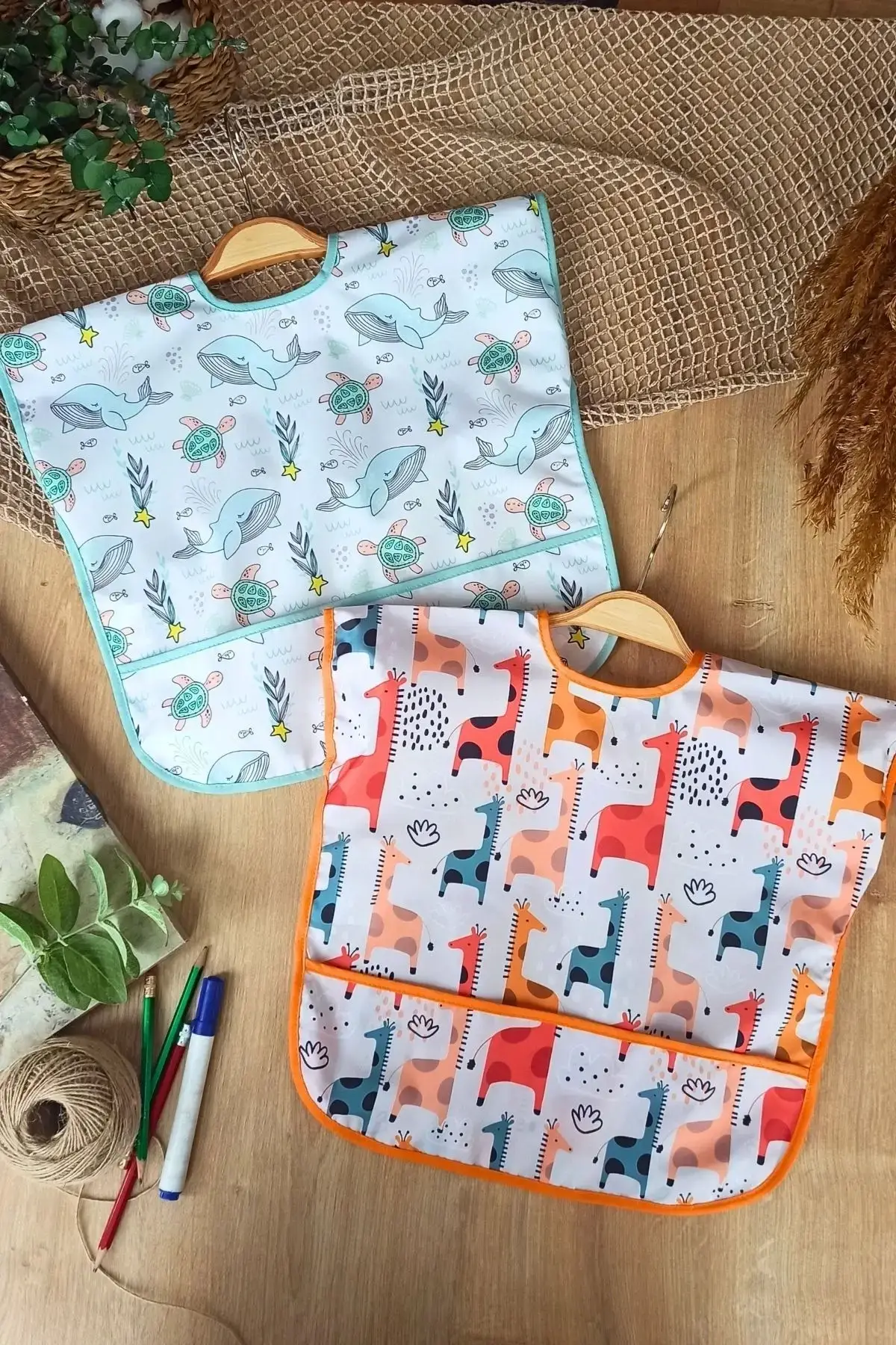 Graffe- Dolphin Desenli Sıvı Geçirmez Kolsuz 6-24 Ay 2li Aktivite ve Mama Önlüğü