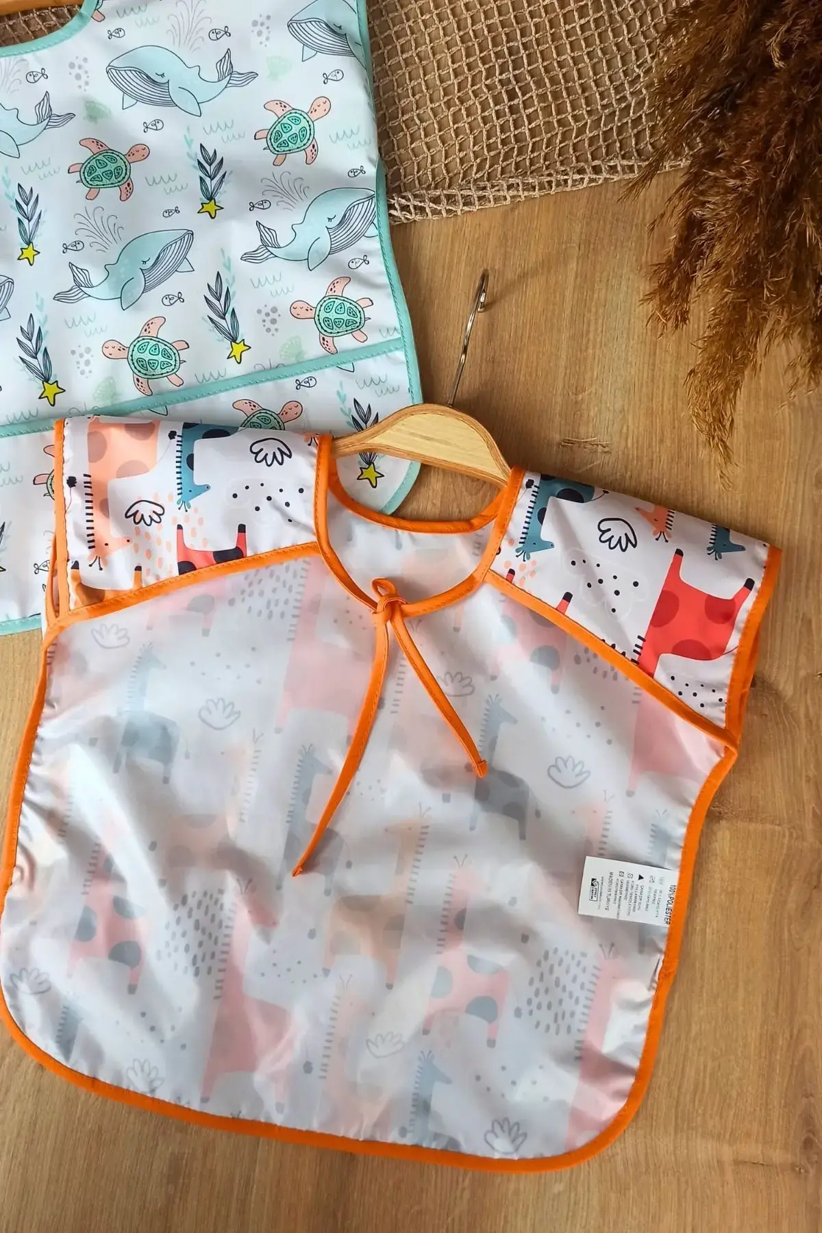 Graffe- Dolphin Desenli Sıvı Geçirmez Kolsuz 6-24 Ay 2li Aktivite ve Mama Önlüğü