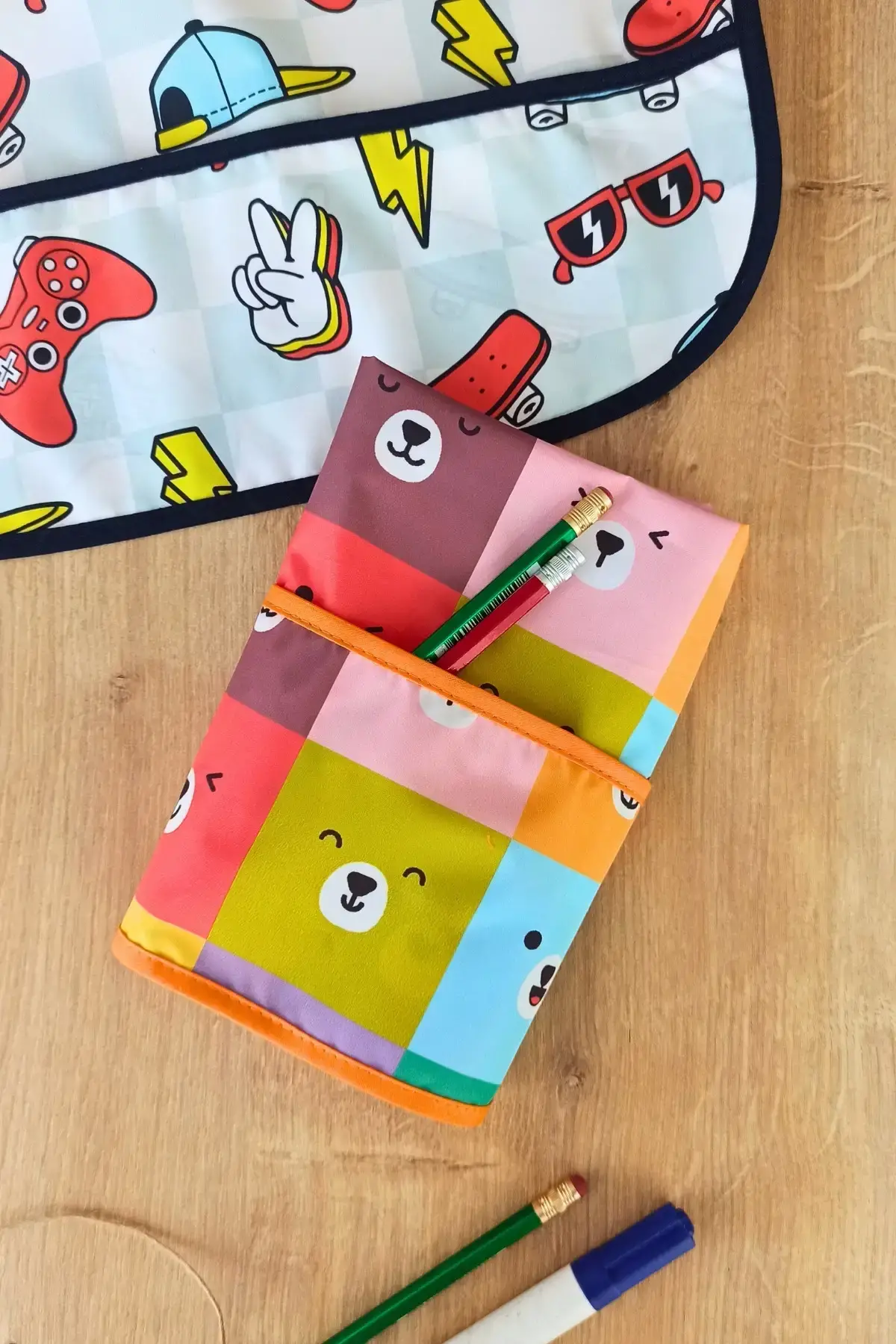 Play Colour Desenli Sıvı Geçirmez Kolsuz 6-24 Ay 2li Aktivite ve Mama Önlüğü