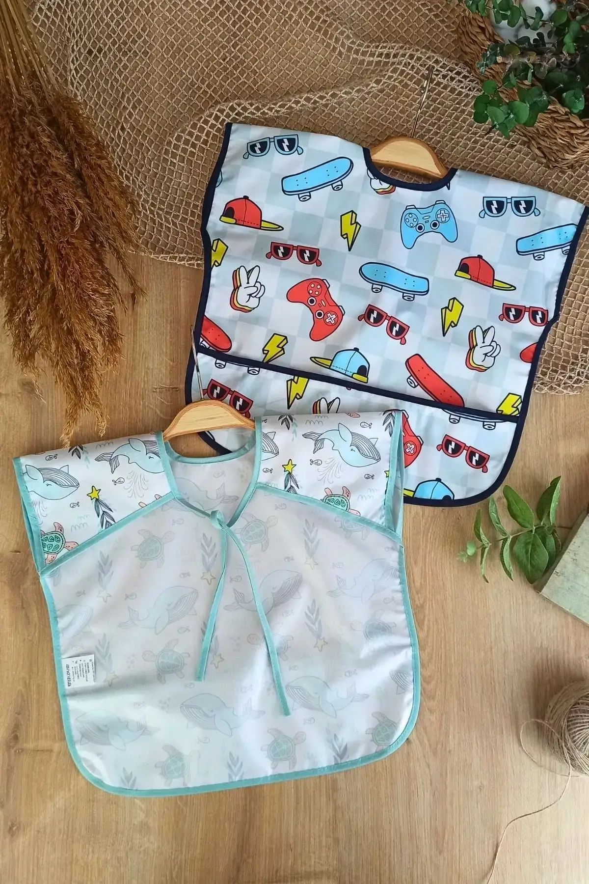 Play - Dolphin Desenli Sıvı Geçirmez Kolsuz 6-24 Ay 2li Aktivite ve Mama Önlüğü