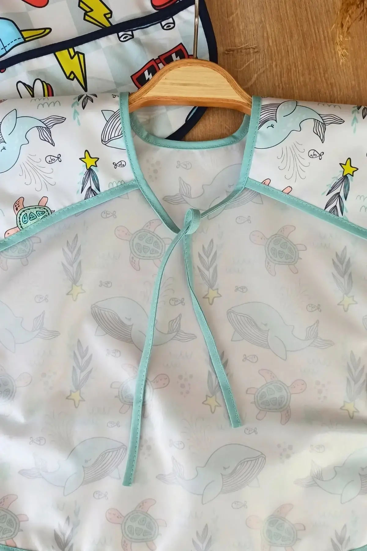 Play - Dolphin Desenli Sıvı Geçirmez Kolsuz 6-24 Ay 2li Aktivite ve Mama Önlüğü