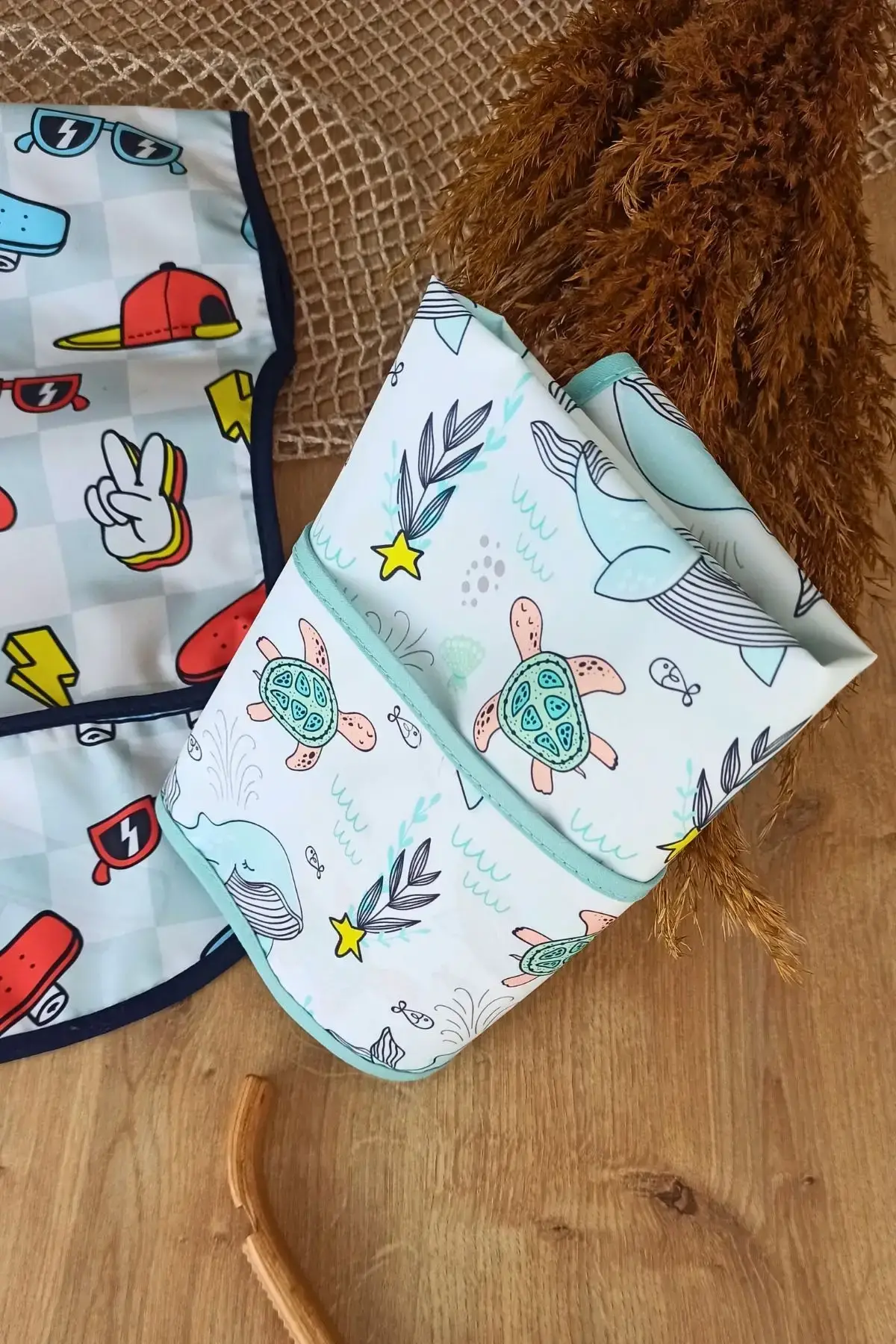 Play - Dolphin Desenli Sıvı Geçirmez Kolsuz 6-24 Ay 2li Aktivite ve Mama Önlüğü