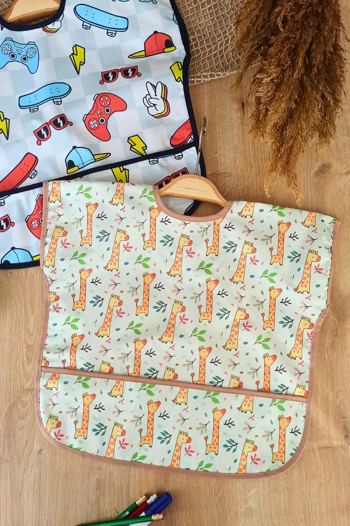 Play Forest Desenli Sıvı Geçirmez Kolsuz 6-24 Ay 2li Aktivite ve Mama Önlüğü