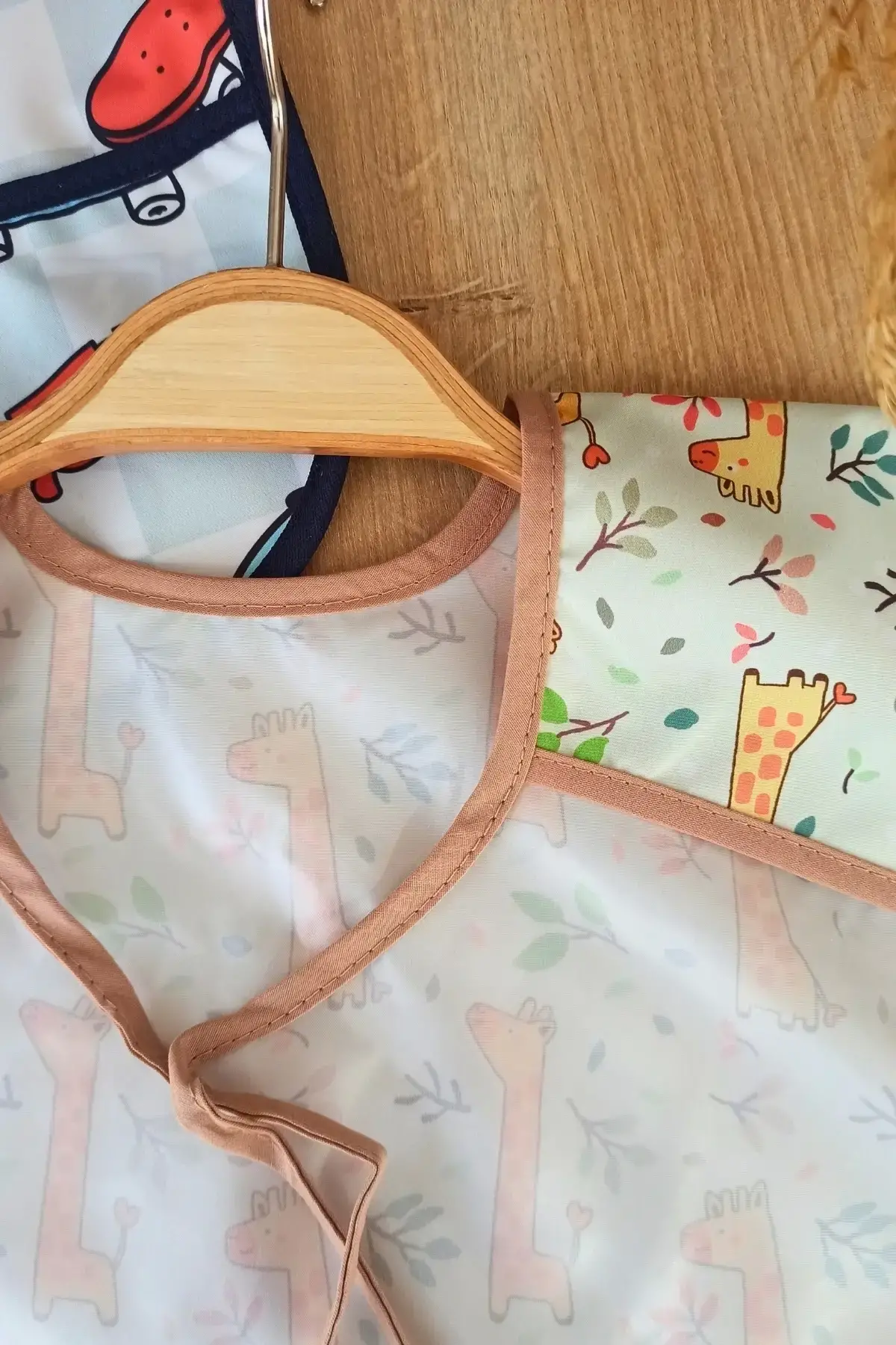 Play Forest Desenli Sıvı Geçirmez Kolsuz 6-24 Ay 2li Aktivite ve Mama Önlüğü