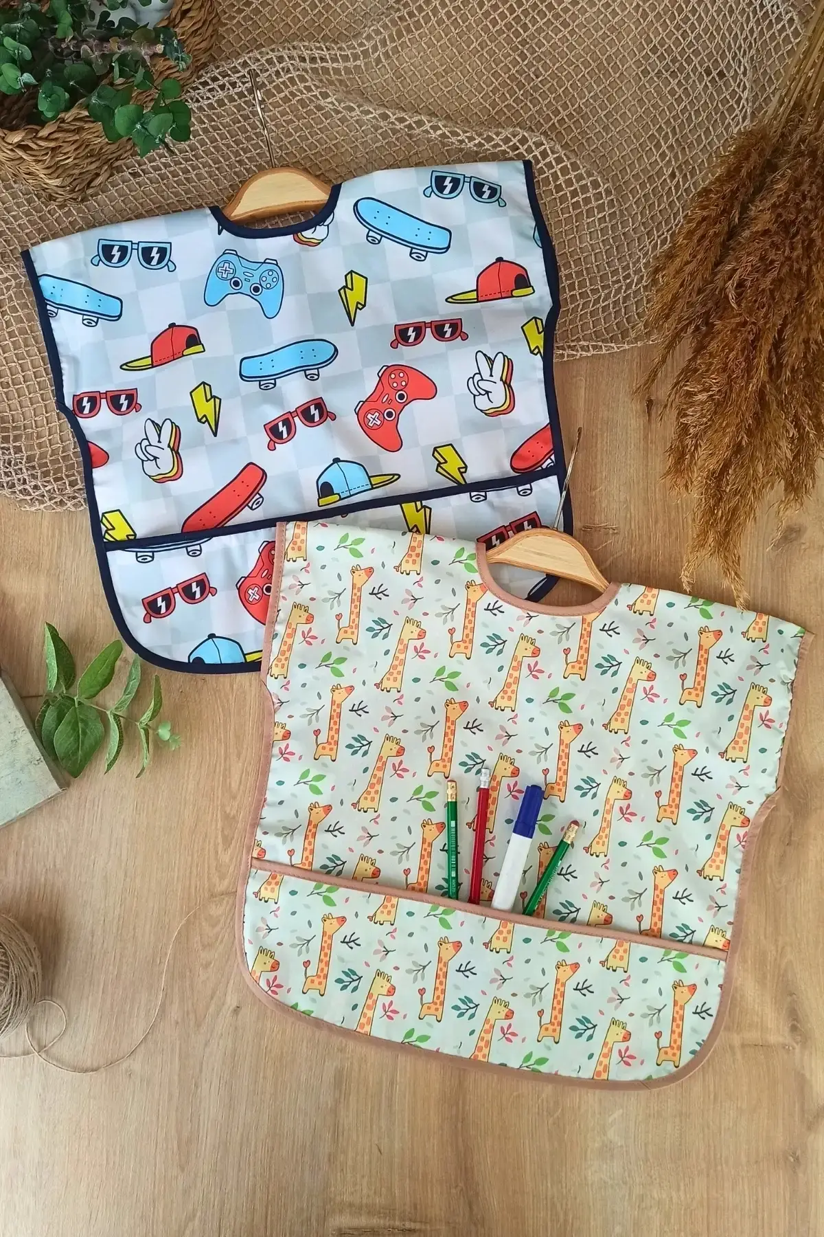 Play Forest Desenli Sıvı Geçirmez Kolsuz 6-24 Ay 2li Aktivite ve Mama Önlüğü