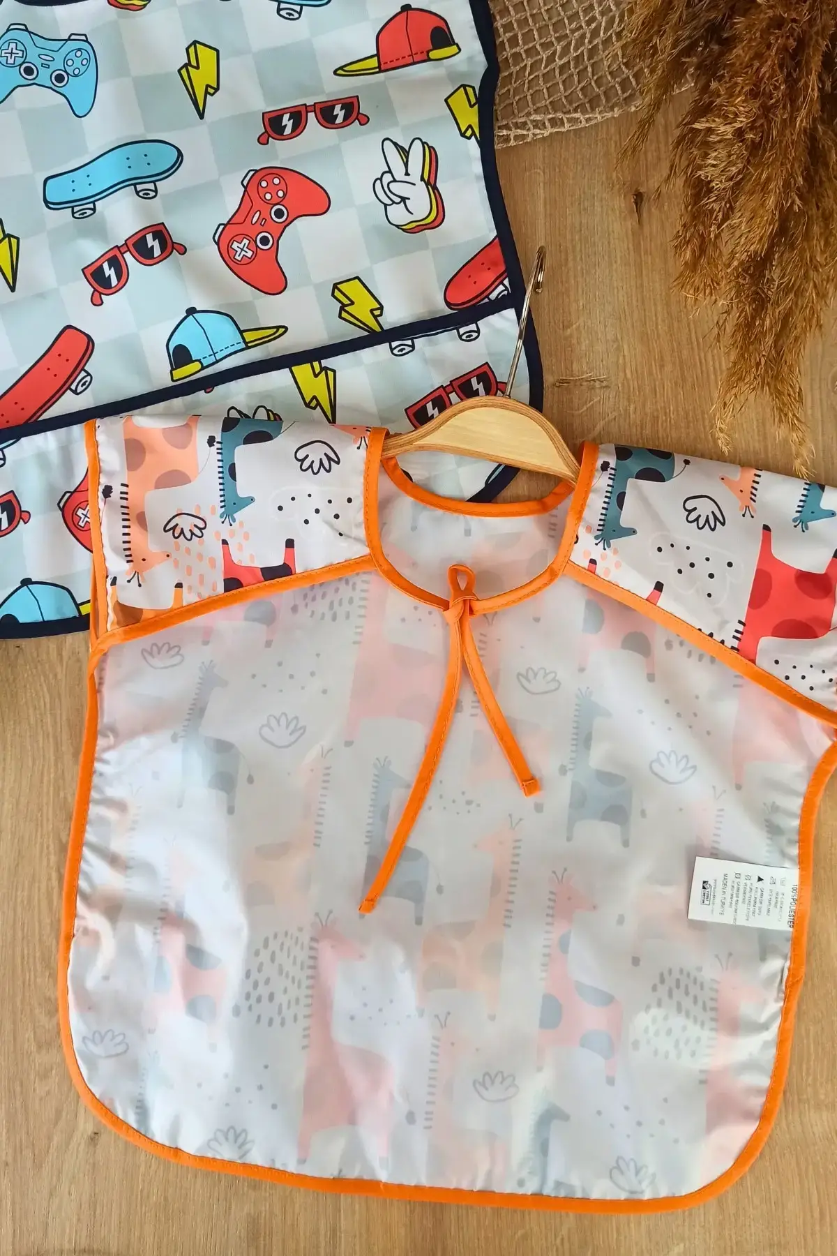 Play Graffe Desenli Sıvı Geçirmez Kolsuz 6-24 Ay 2li Aktivite ve Mama Önlüğü