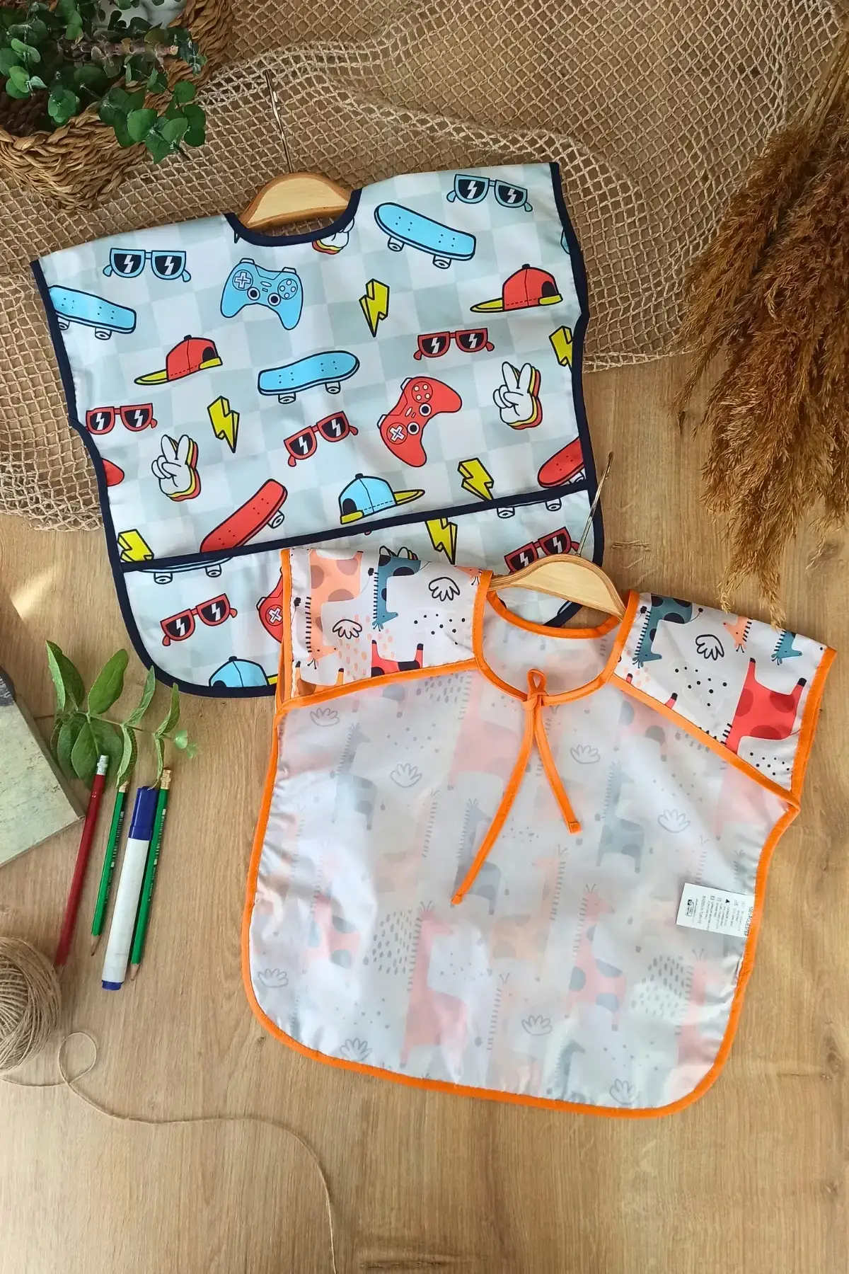 Play Graffe Desenli Sıvı Geçirmez Kolsuz 6-24 Ay 2li Aktivite ve Mama Önlüğü