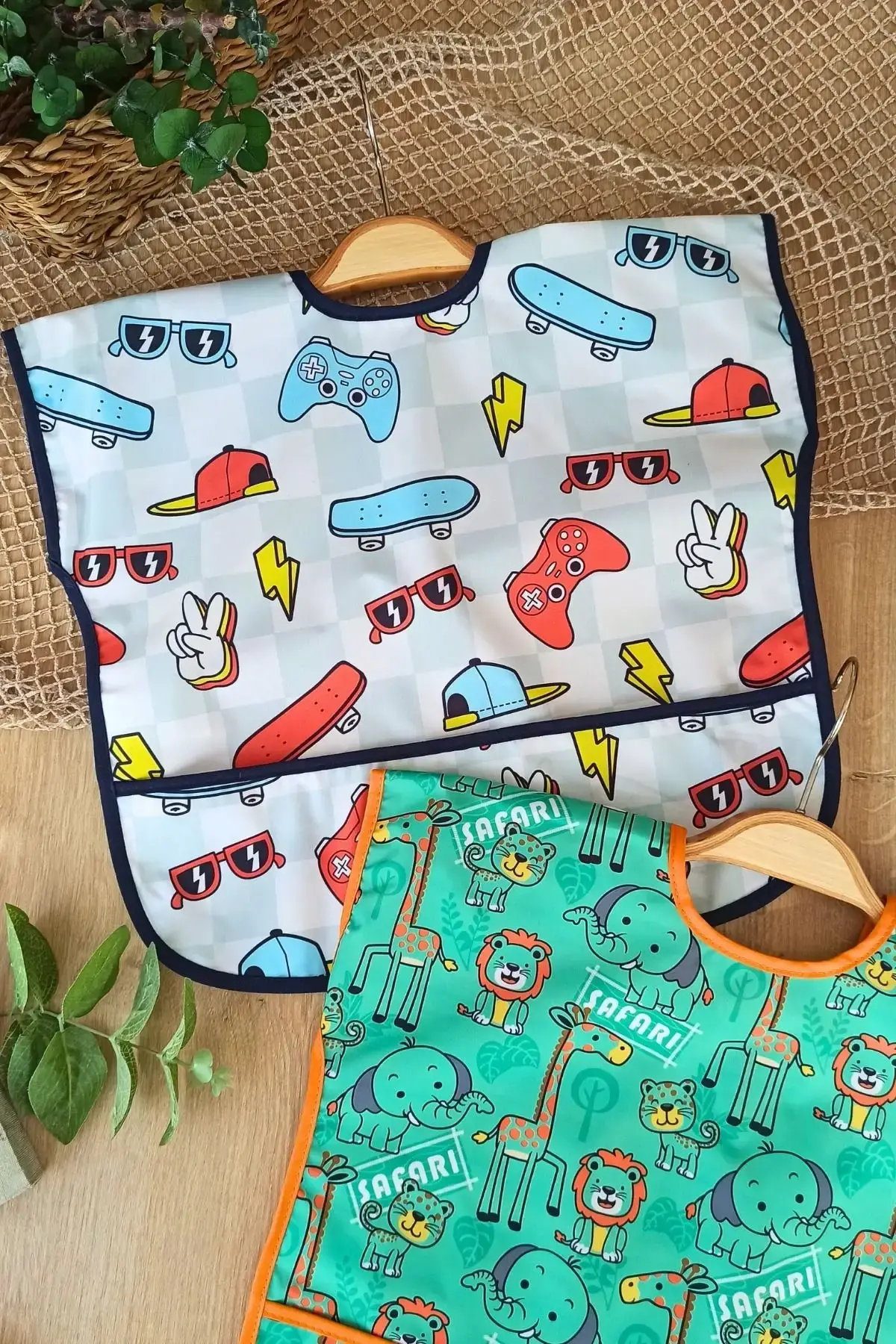 Play Safari Desenli Sıvı Geçirmez Kolsuz 6-24 Ay 2li Aktivite ve Mama Önlüğü